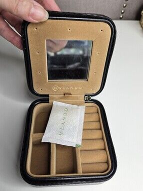 Vlando Small Travel Jewelry Box Chalk Black